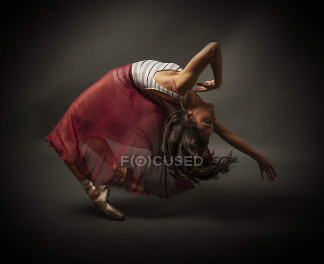 Балерина. Молодая грациозная балетная танцовщица, одетая в профессиональный костюм — стоковое фото