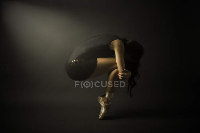 Tänzer. Junge elegante Balletttänzerin in schwarzem Trikot, Schuhen und — Stockfoto