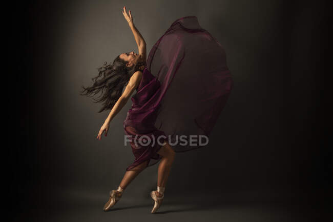 Витончена балетна танцівниця або класична балерина танцює ізольовано — стокове фото