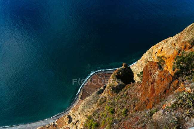 Vista al mar y a la playa de la costa mediterránea - foto de stock