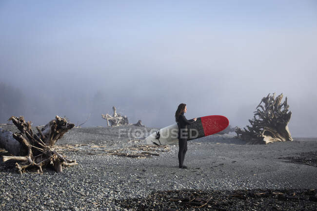 Beautiful, fit surfer girl in the Pacific Northwest — Stock Photo