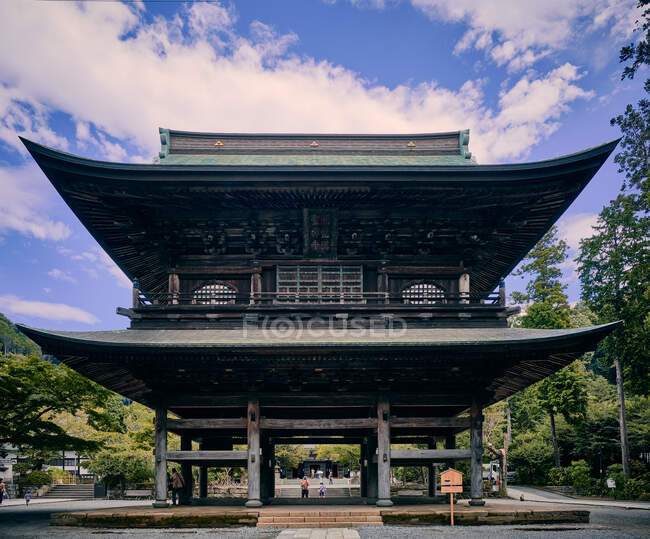 Edificio de madera de entrada principal en el templo Engakuji Zen - foto de stock