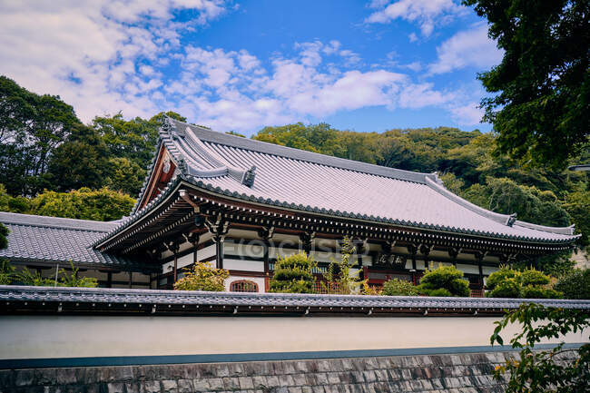 Vista lateral de un edificio en el Templo Engakuji Zen - foto de stock