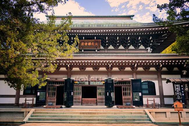 Bâtiment sacré avec portes d'accès ouvertes au temple zen Engakuji — Photo de stock