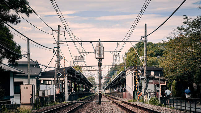 Kamakura vista de la estación de tren desde la vía férrea - foto de stock