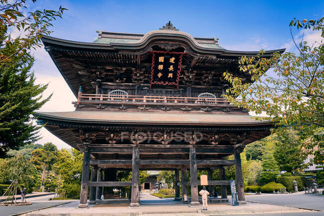 Holzhaus am Haupteingang des Kenchoji-Zen-Tempels — Stockfoto
