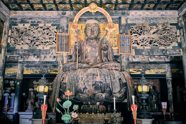 Sculpture of Buda inside a temple at Kenchoji Zen Temple — Stock Photo