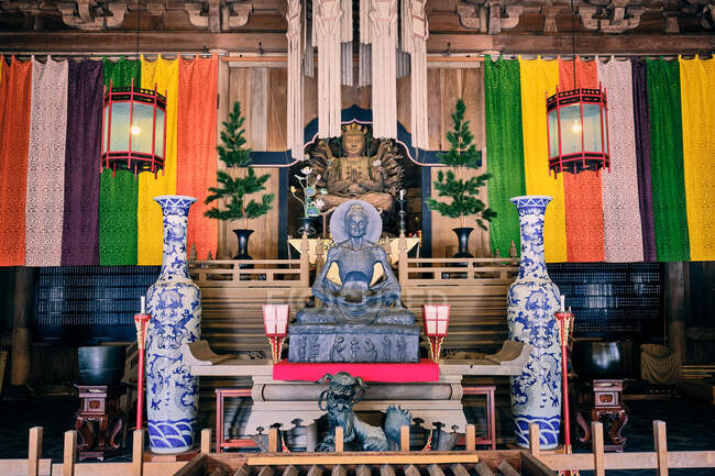 Sculpture of a meditating prayer inside a zen temple at Kenchoji — Stock Photo