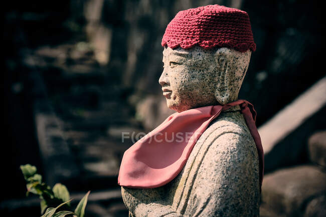 Escultura de piedra de Jizo por la mañana en Kenchoji Zen Temple - foto de stock