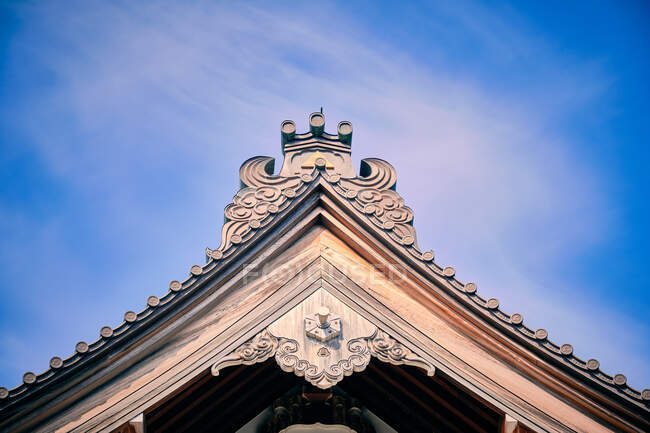 Roof detail of a traditional wooden building at Kenchoji Zen Temple — Stock Photo
