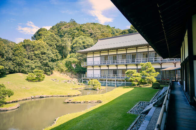 Gras- und Wasser-Zen-Garten mit Bäumen am Kenchoji-Zen-Tempel — Stockfoto