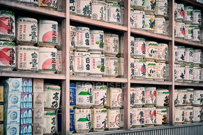 Barriles de sake como oferta en el santuario de Tsurugaoka - foto de stock