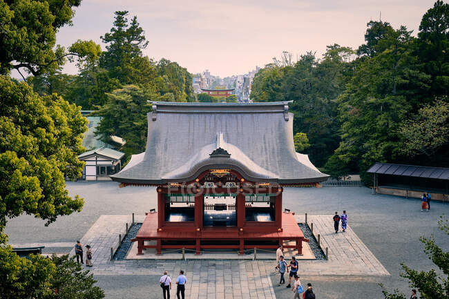 Деревянное здание в храме Цуругаока — стоковое фото