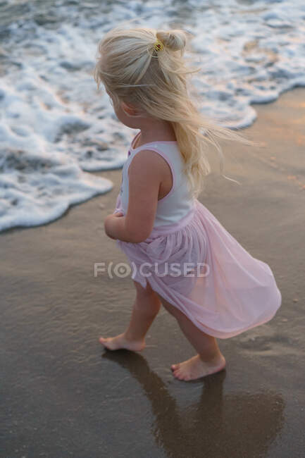 Petite fille sur la plage en été. — Photo de stock