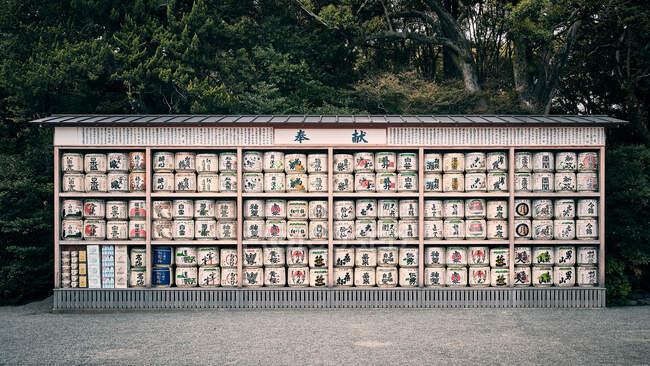 Бочки с сакэ в храме Цуругаока — стоковое фото