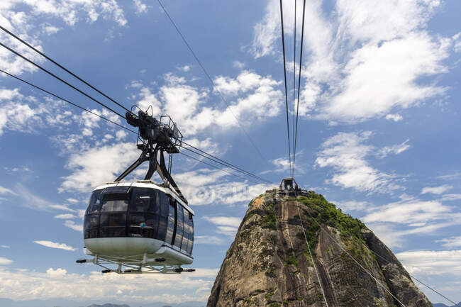 Beautiful view from Sugar Loaf Mountain to cable car with blue sky — Stock Photo