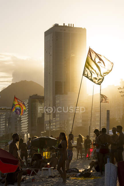 Bella vista per la bandiera e gli edifici durante il tramonto a Copacabana Beach — Foto stock