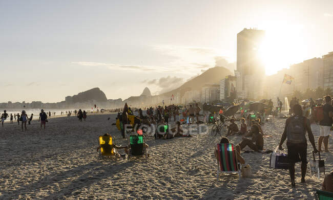Bela vista para o pôr do sol na praia de Copacabana — Fotografia de Stock