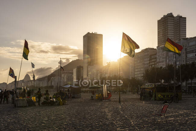 Bella vista per la bandiera e gli edifici durante il tramonto a Copacabana Beach — Foto stock
