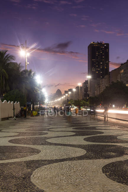 Bela vista do pôr do sol para Copacabana Beach walk e edifícios — Fotografia de Stock