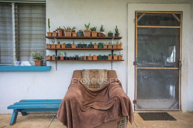 Viver simples, confortável e acolhedor espaço ao ar livre no alpendre da frente da casa. — Fotografia de Stock