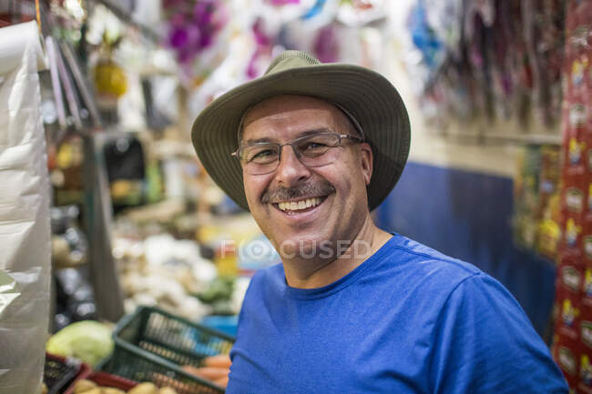 Retrato do turista idoso no mercado guatemalteco local. — Fotografia de Stock