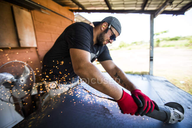 Arbeiter verwendet Winkelschleifer zum Schneiden von Stahl — Stockfoto