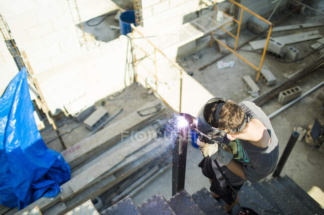 Vista de alto ângulo da soldagem do homem no local de construção. — Fotografia de Stock