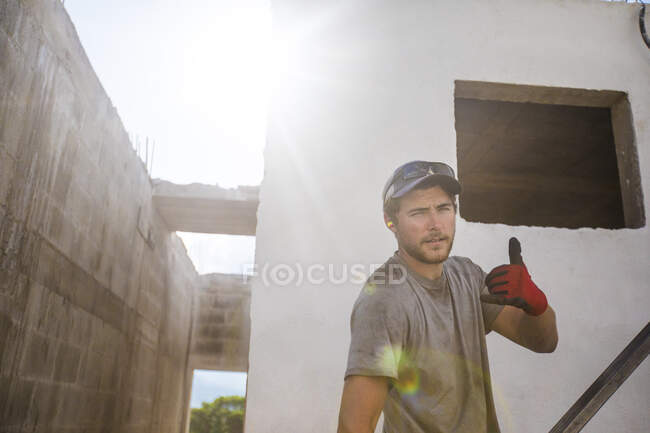 Портрет рабочего, работающего на стройке. — стоковое фото