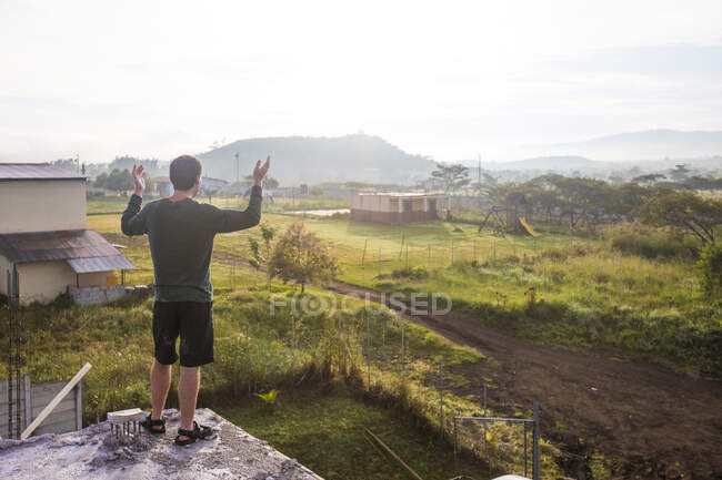 Man praising God from rooftop in the morning. — Stock Photo