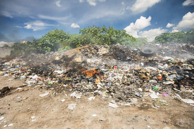 Cumulo di immondizia in fiamme presso discarica, Guatemala. — Foto stock
