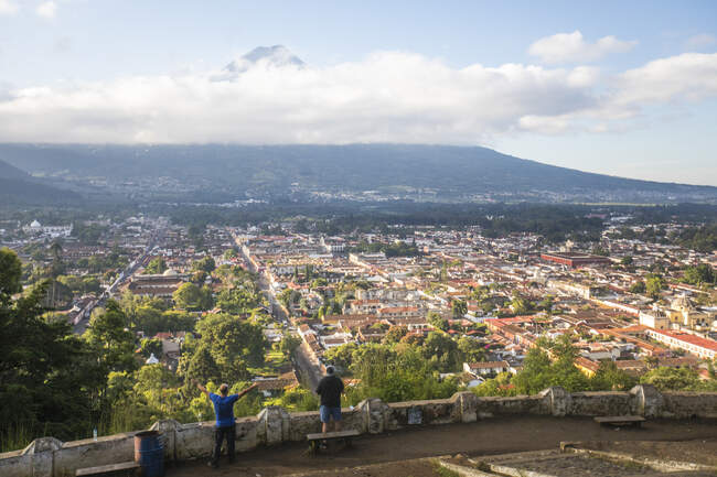 Veduta di Antigua dal colle della Croce, Guatemala. — Foto stock