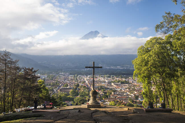 Colina da Cruz, e vulcão Água, Guatemala. — Fotografia de Stock
