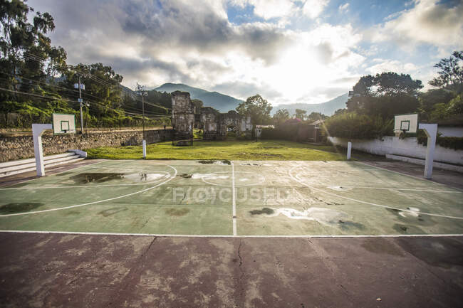 Quadra de esportes de basquete adjacente a Colonia Candelaria em Antígua. — Fotografia de Stock