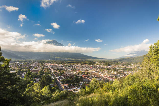 Vista de alto ángulo de Antigua, Guatemala y Volcán Agua. - foto de stock