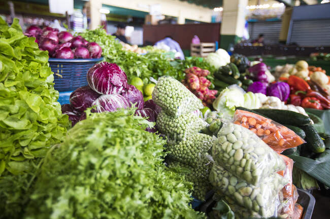 Frutas y verduras en el mercado local. - foto de stock