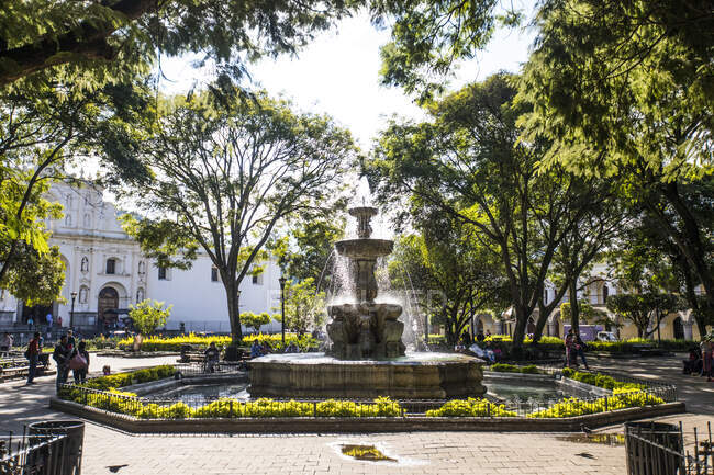 Водный тупик, Центральный парк (Plaza Mayor), Антигуа, Гуатемала. — стоковое фото