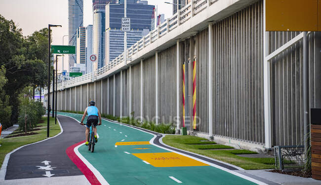 Cyclist exploring the bike lane's of Brisbane — Stock Photo
