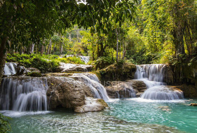 Kuang Si oder Kunag Xi Wasserfälle in der Nähe von Luang Prabang in Laos — Stockfoto