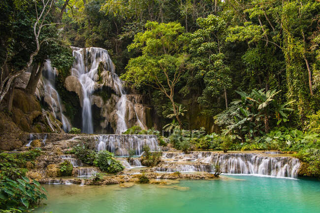 Kuang Si oder Kunag Xi Wasserfälle in der Nähe von Luang Prabang in Laos — Stockfoto