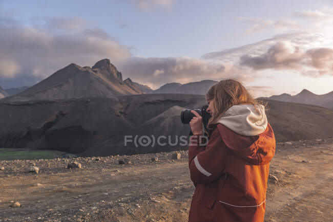 Mujer turista en vista a las montañas - foto de stock