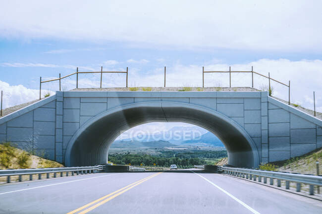 Condução em um túnel em um dia claro em Denver, Colorado — Fotografia de Stock