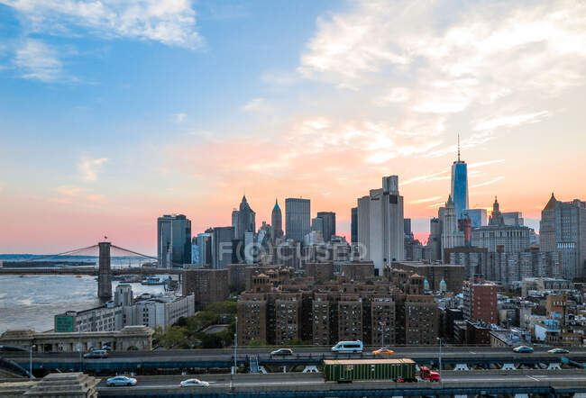 Skyline view of downtown New York and the Brooklyn bridge at sunset. — Stock Photo