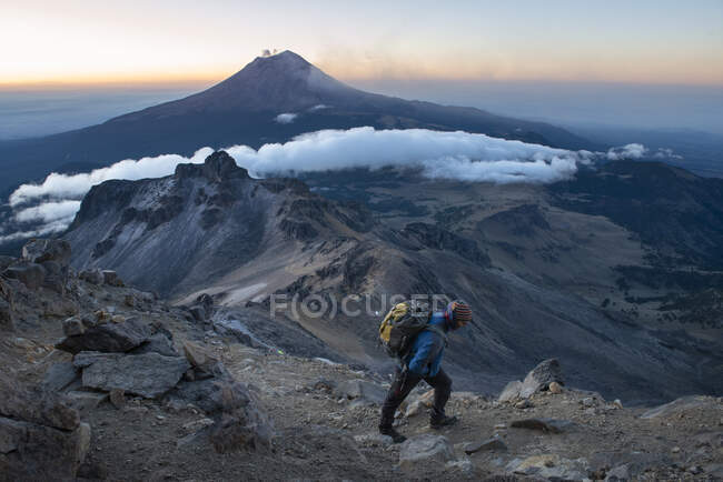 Vista de caminhante escalando uma montanha — Fotografia de Stock