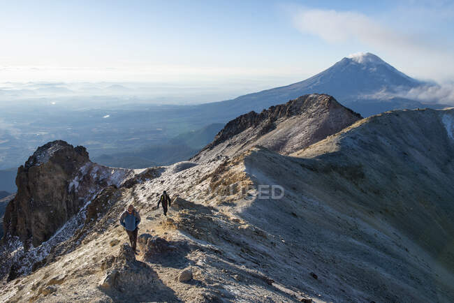 Blick auf Wanderer, die einen Berg besteigen — Stockfoto