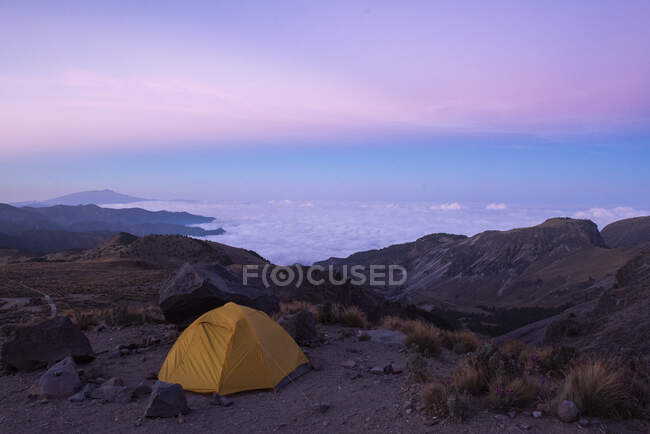 Campamento con hermosa vista al paisaje de montaña - foto de stock
