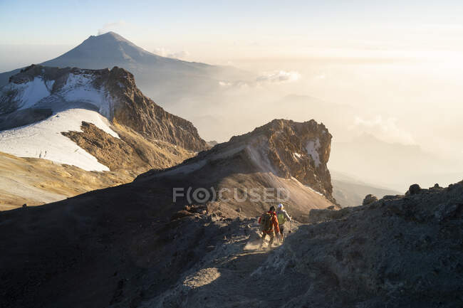 Los turistas caminan por la cresta de la montaña - foto de stock