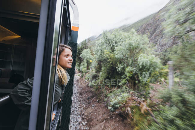 Eine junge Frau schaut aus dem Fenster auf dem Weg nach Machu Picchu — Stockfoto