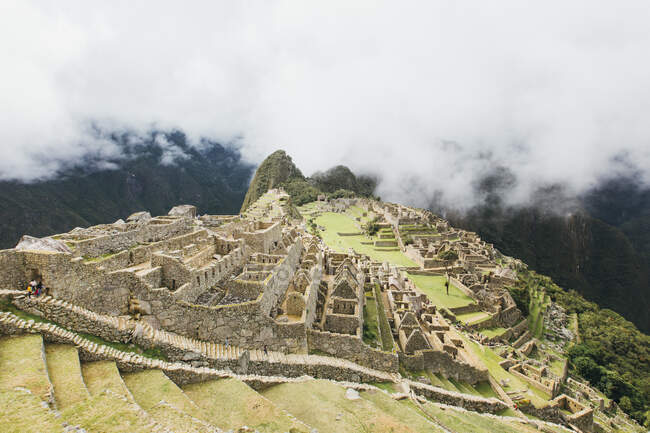 Una vista de Machu Picchu en las nubes, Perú - foto de stock