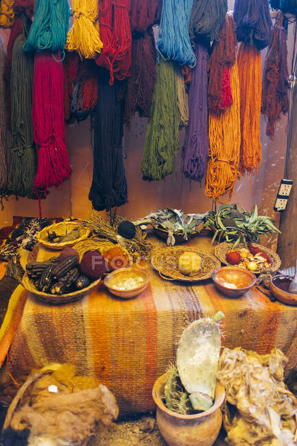 Una tavola colorata con merci nel mercato locale Cusco in Perù — Foto stock